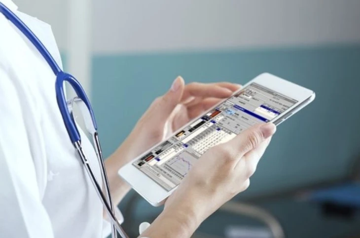 врач выписывает электронный рецепт
